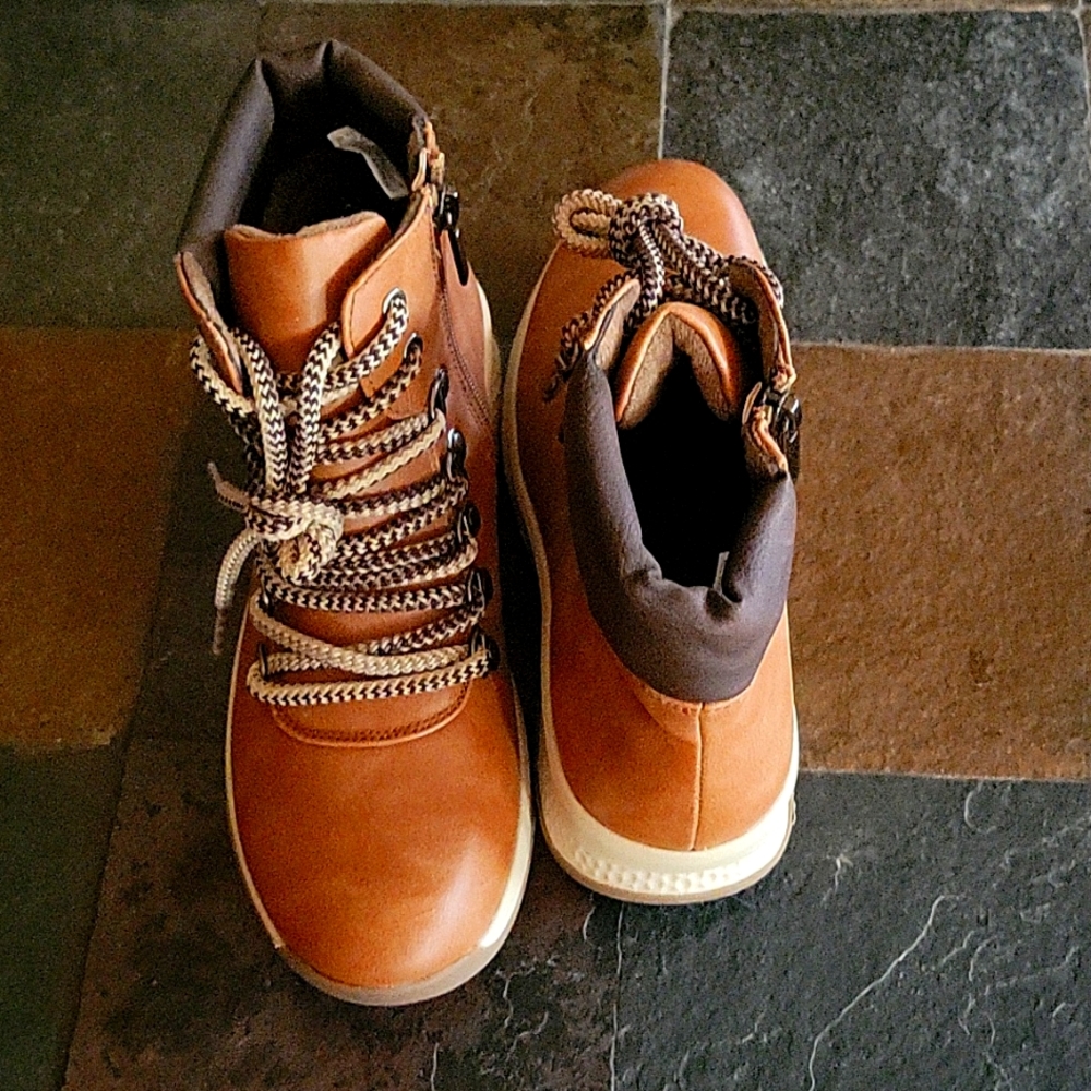 Hiking boot size 6. NEW brown lace up.